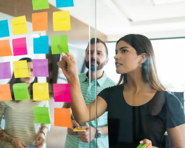 equipo de personas poniendo ideas nuevas en un pizarron